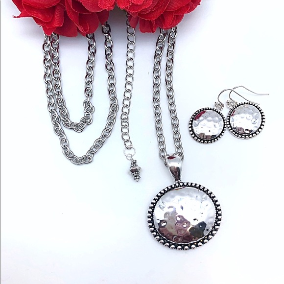 Silver Beaded Hammered Disc Earring Necklace Set - Picture 6 of 8